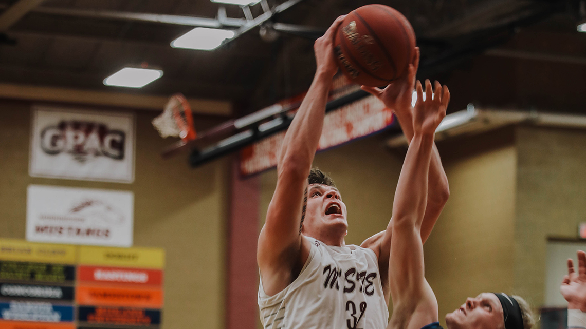 Late run spurs Mustangs to GPAC road victory